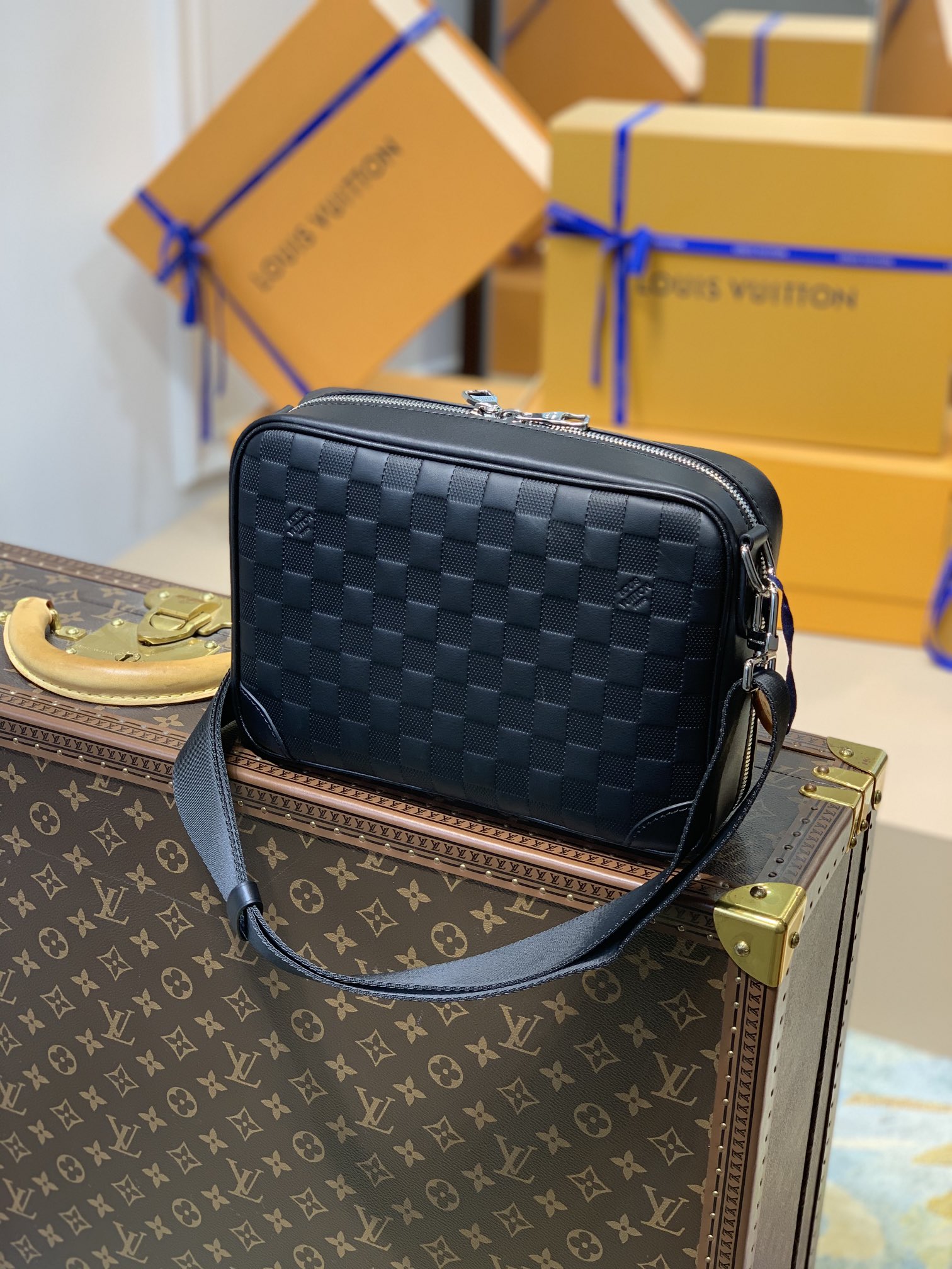 LV gallery