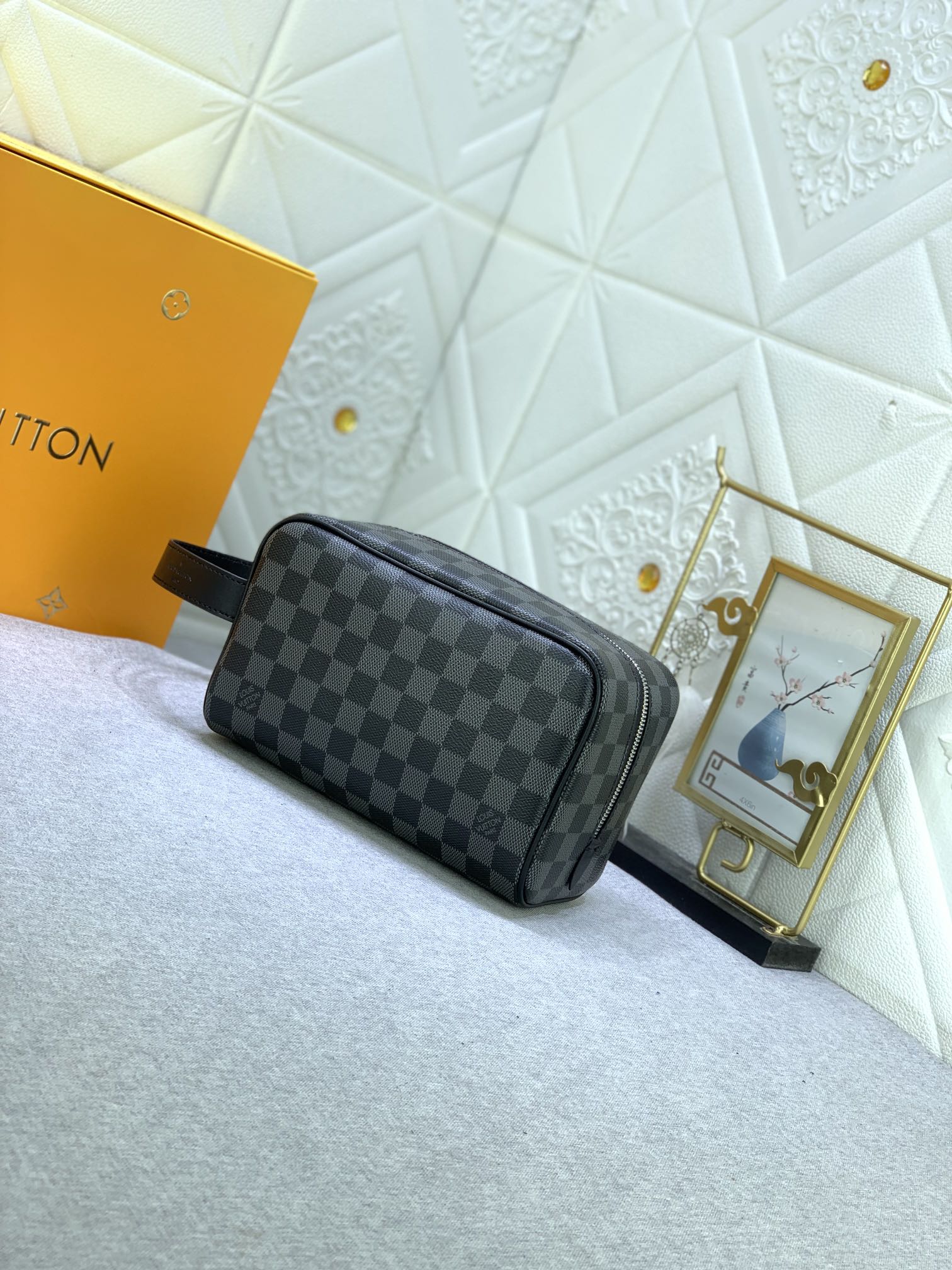 LV gallery