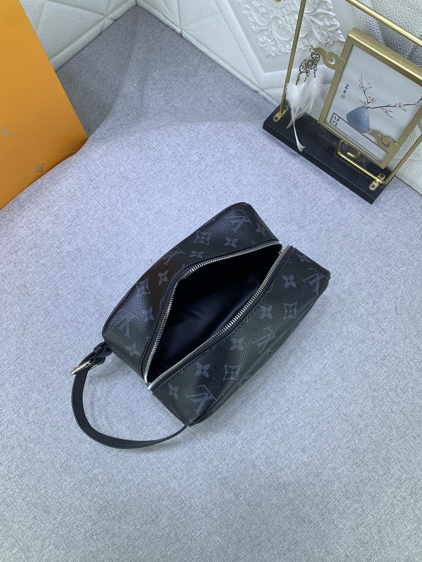 LV gallery