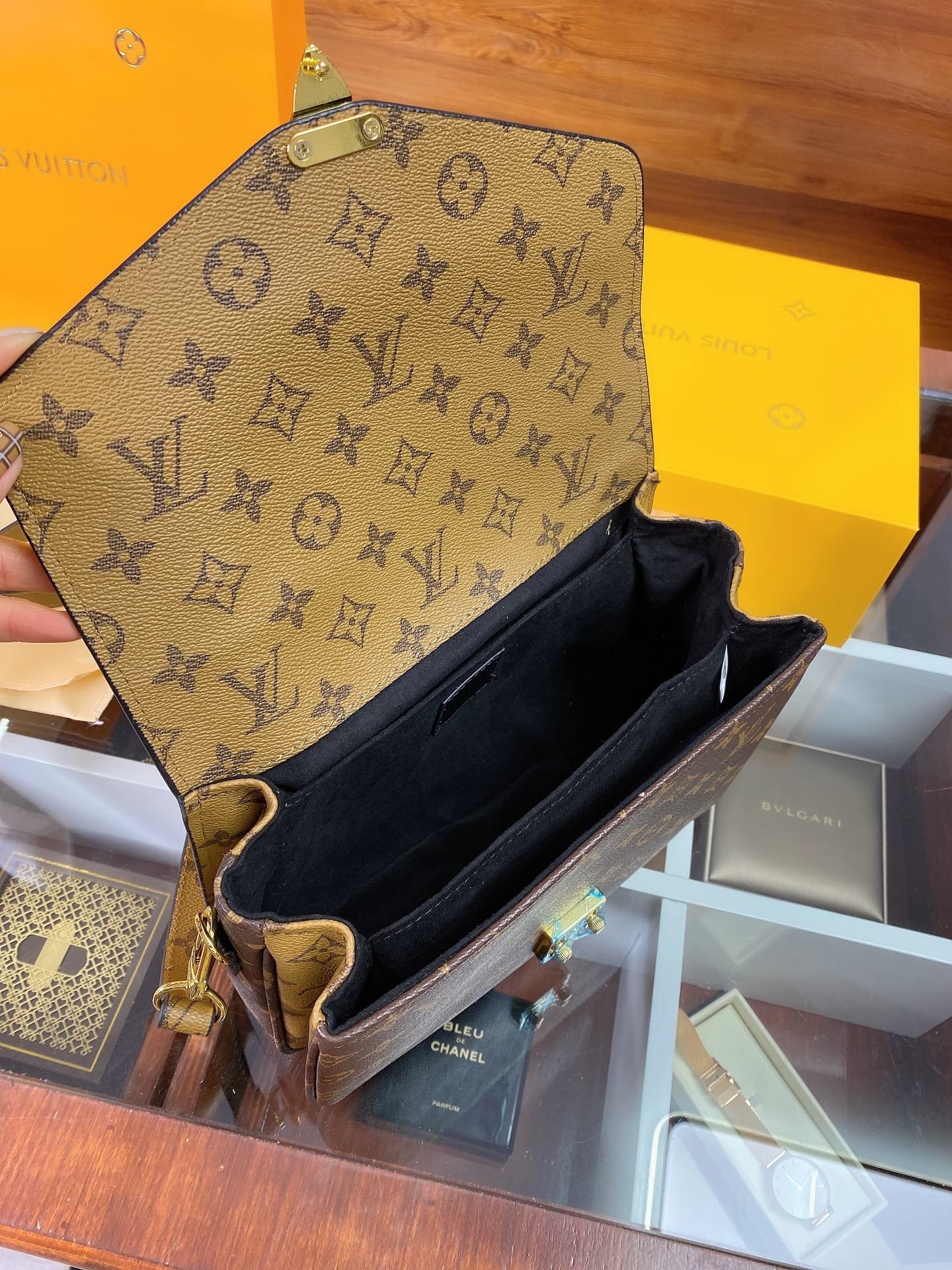 LV gallery