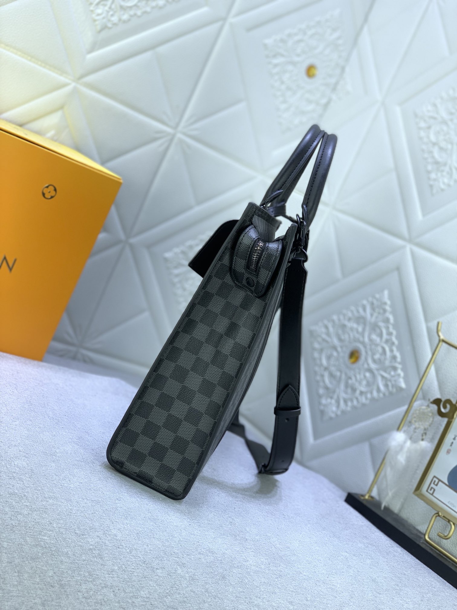 LV gallery