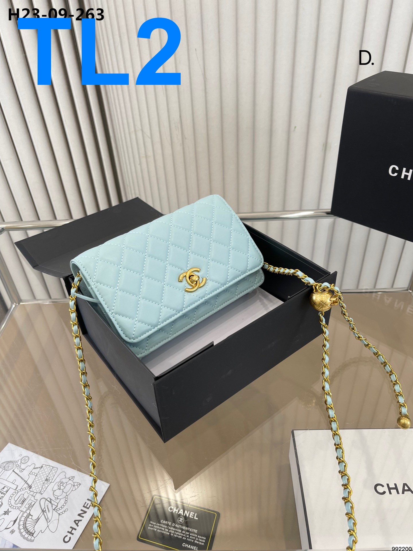 Z6055  CHANEL  52.5$ gallery