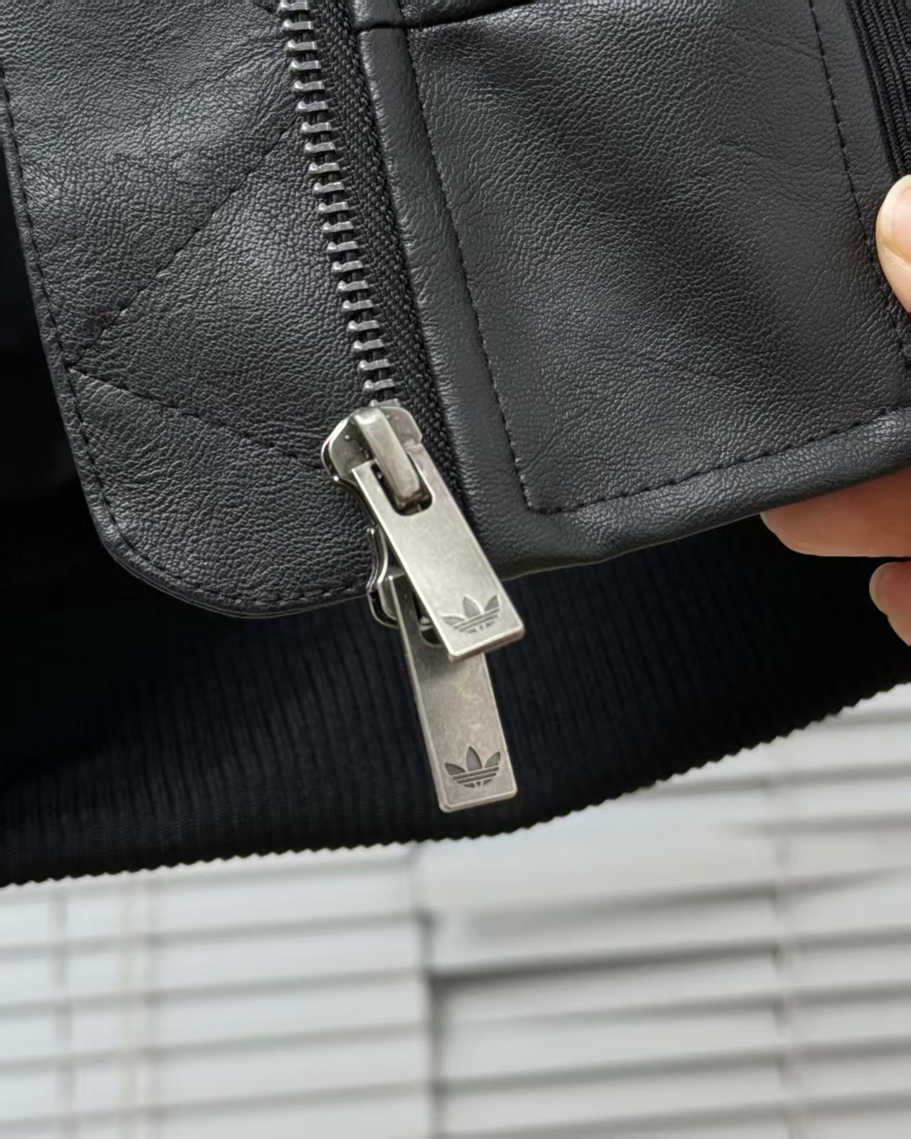 Z7705 Adidas  75.99$ gallery