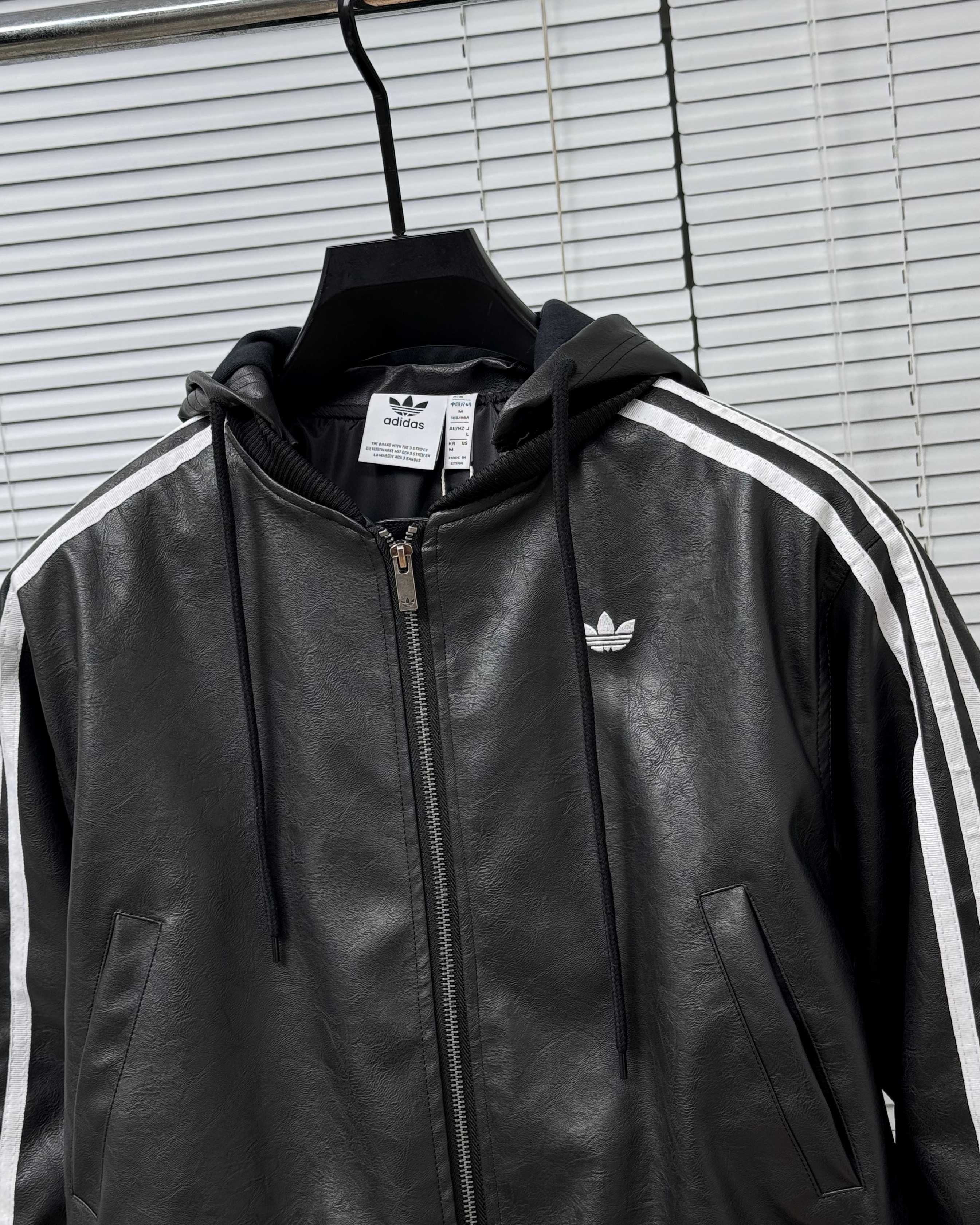 Z7705 Adidas  75.99$ gallery