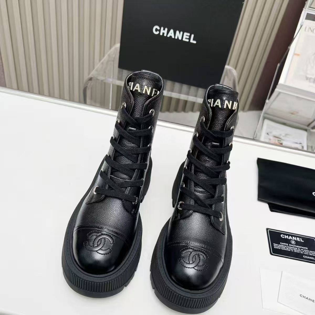 Z7761-69.99$Chanel, made of genuine leather material gallery