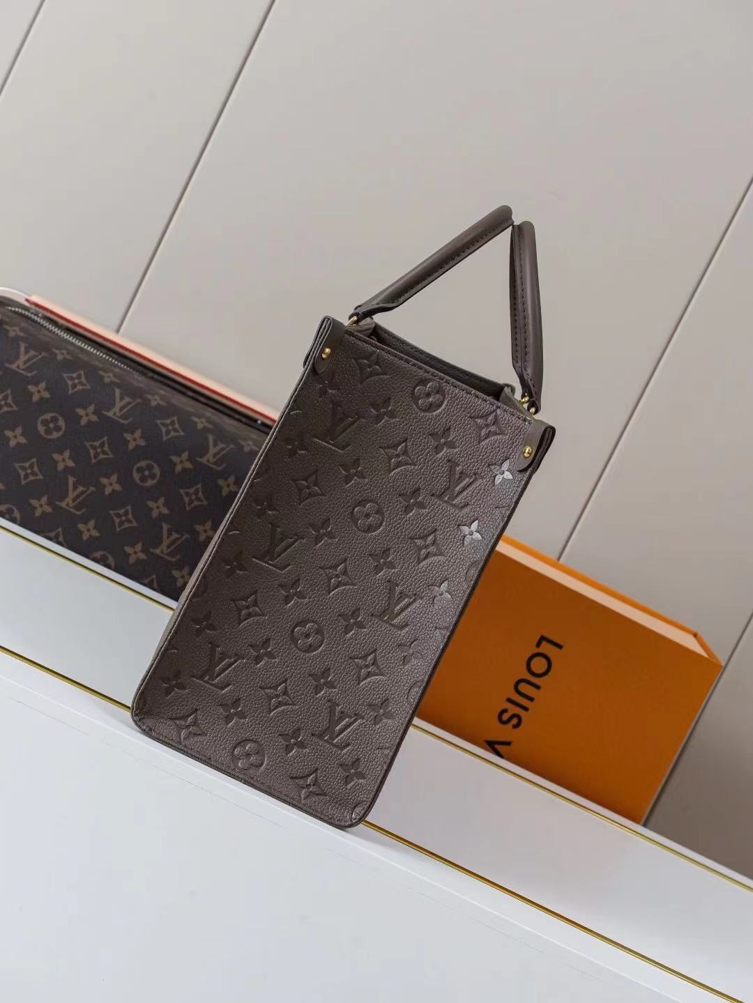 Z7869 LV 88$ gallery