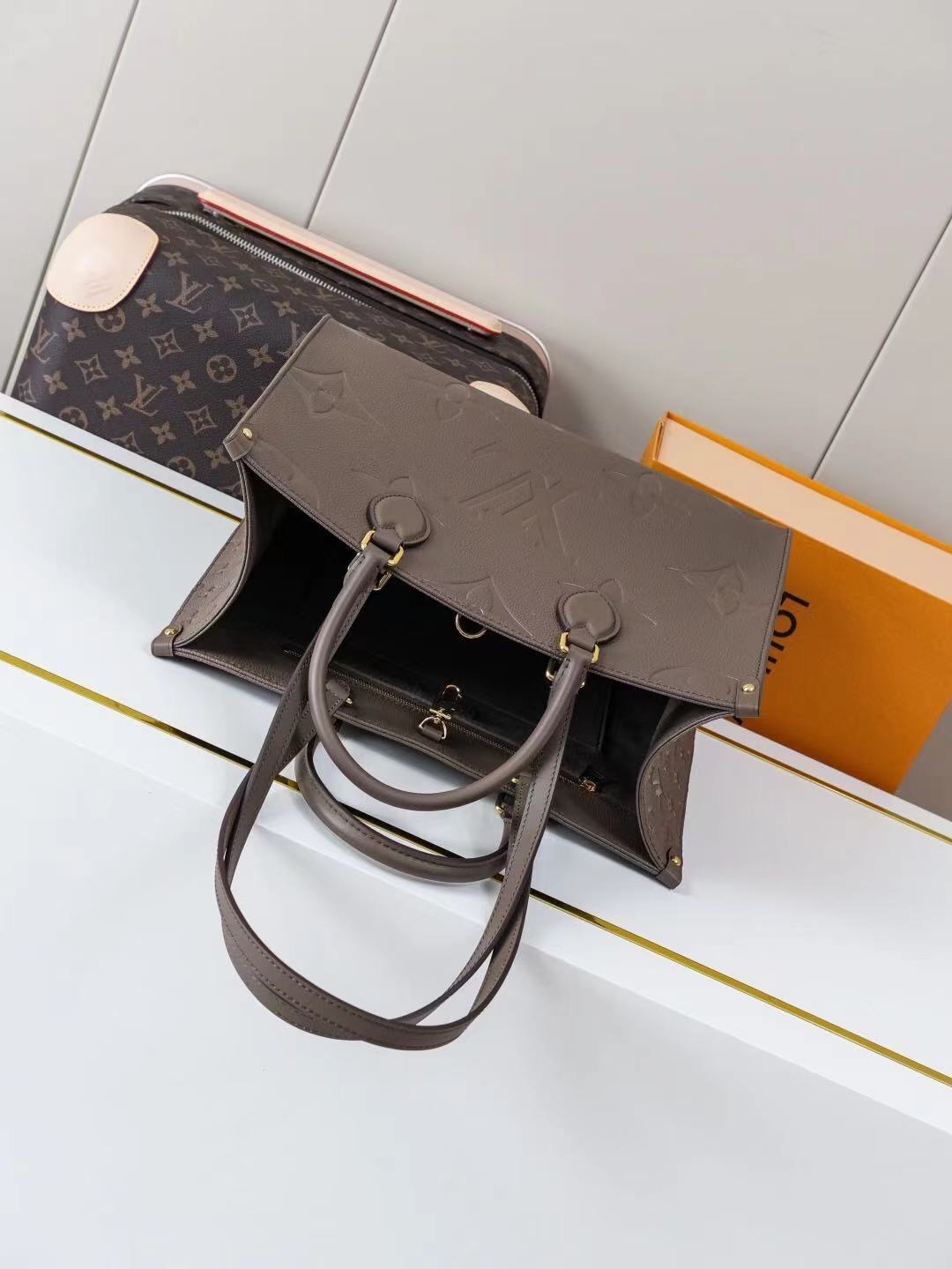 Z7869 LV 88$ gallery