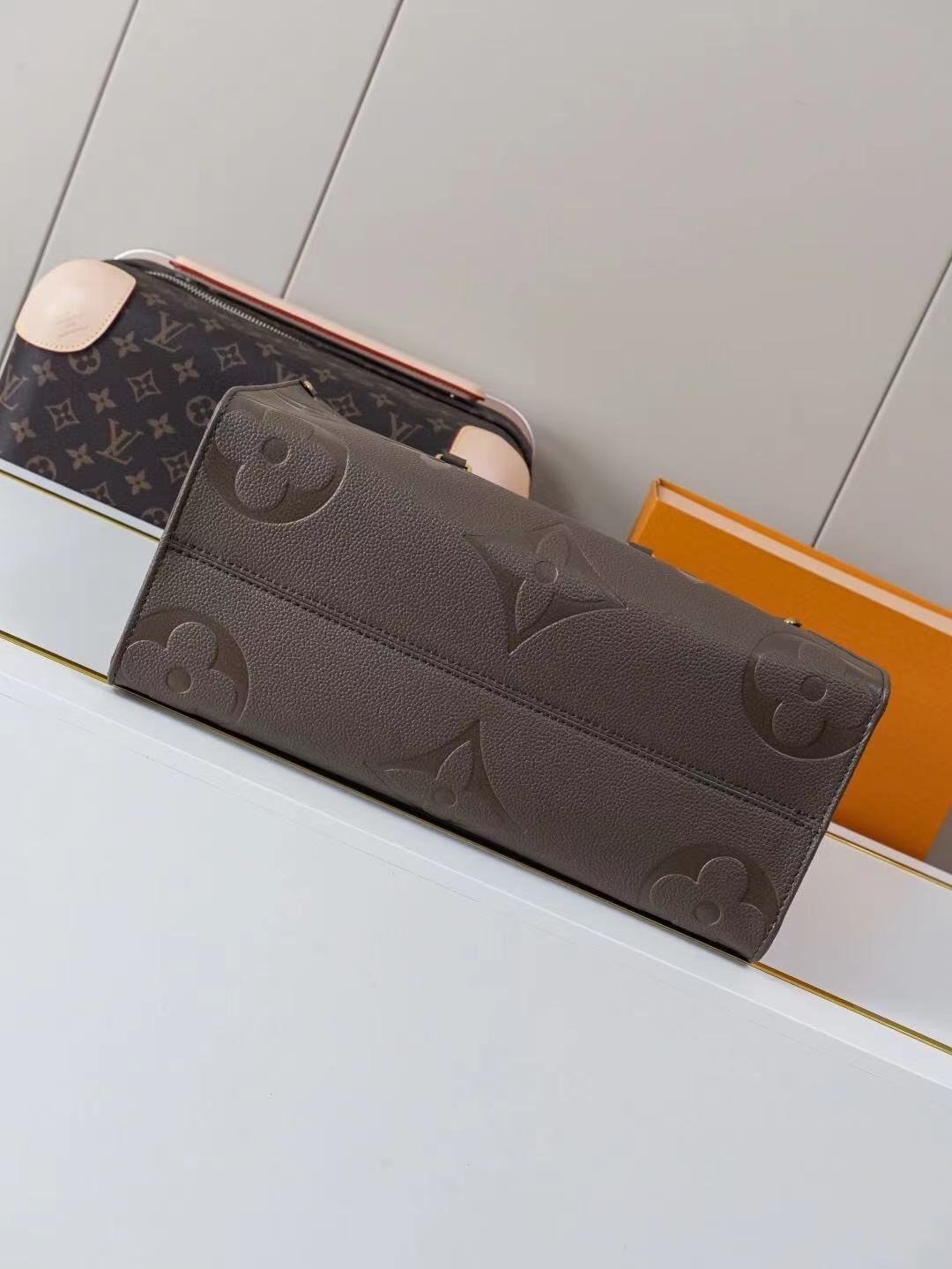 Z7869 LV 88$ gallery