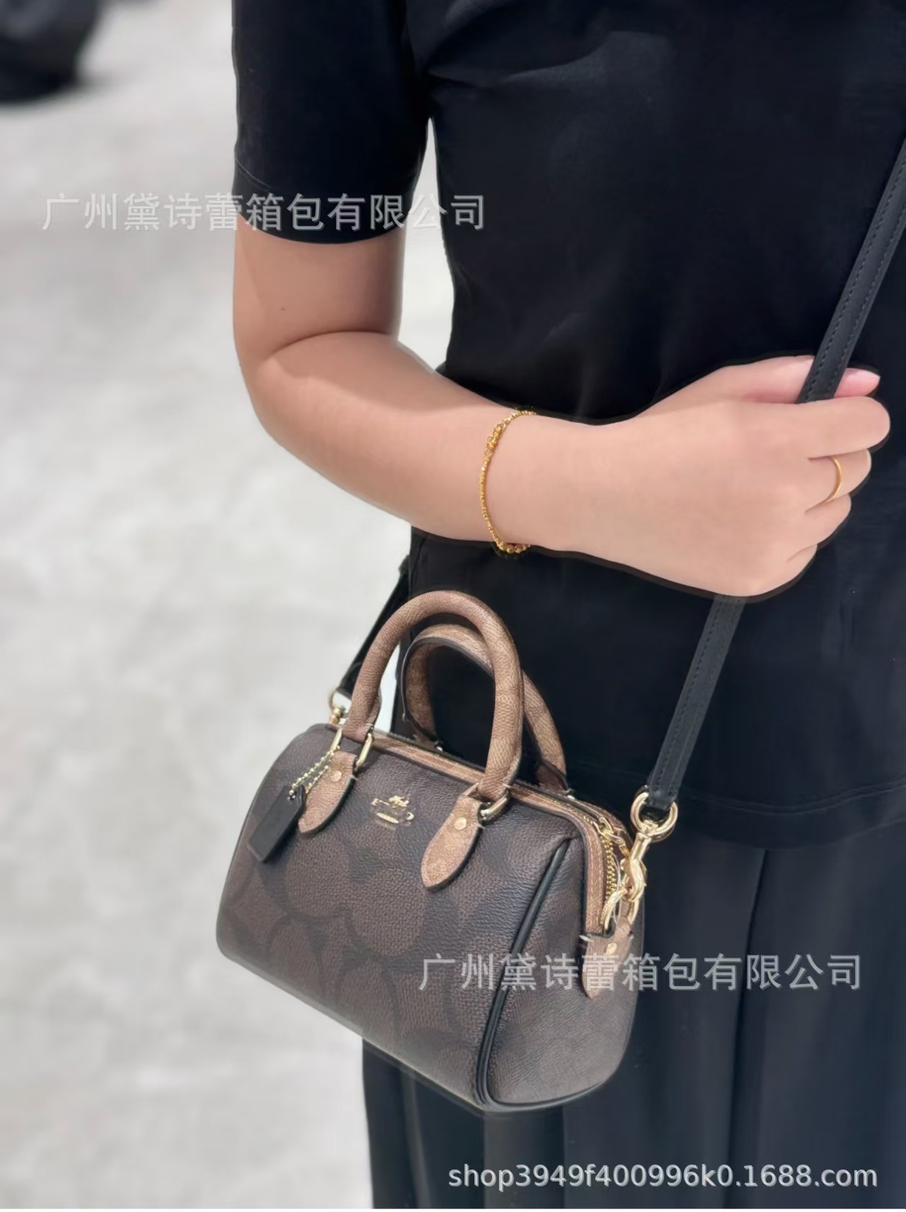 Z7908 Coach 69.99$ gallery