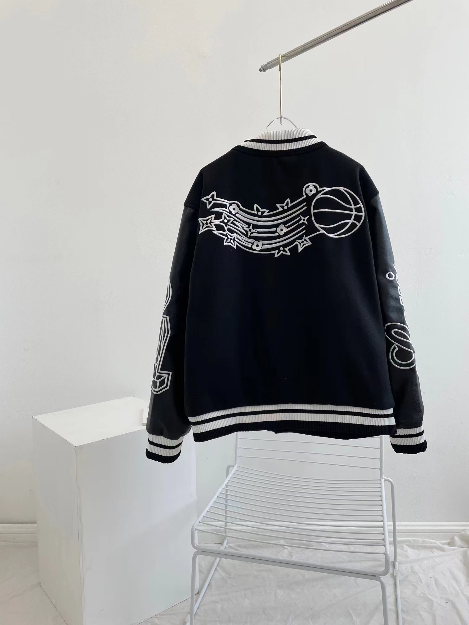 LV 5A+ 72$    10977-T gallery