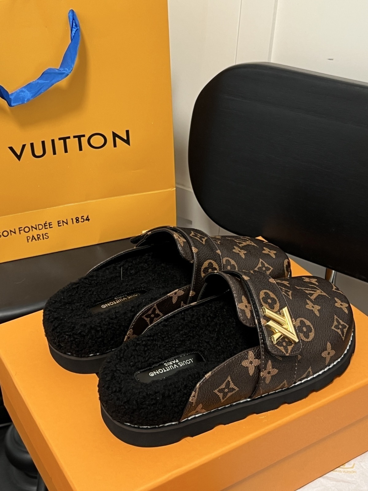LV 81.9$   10954-T gallery