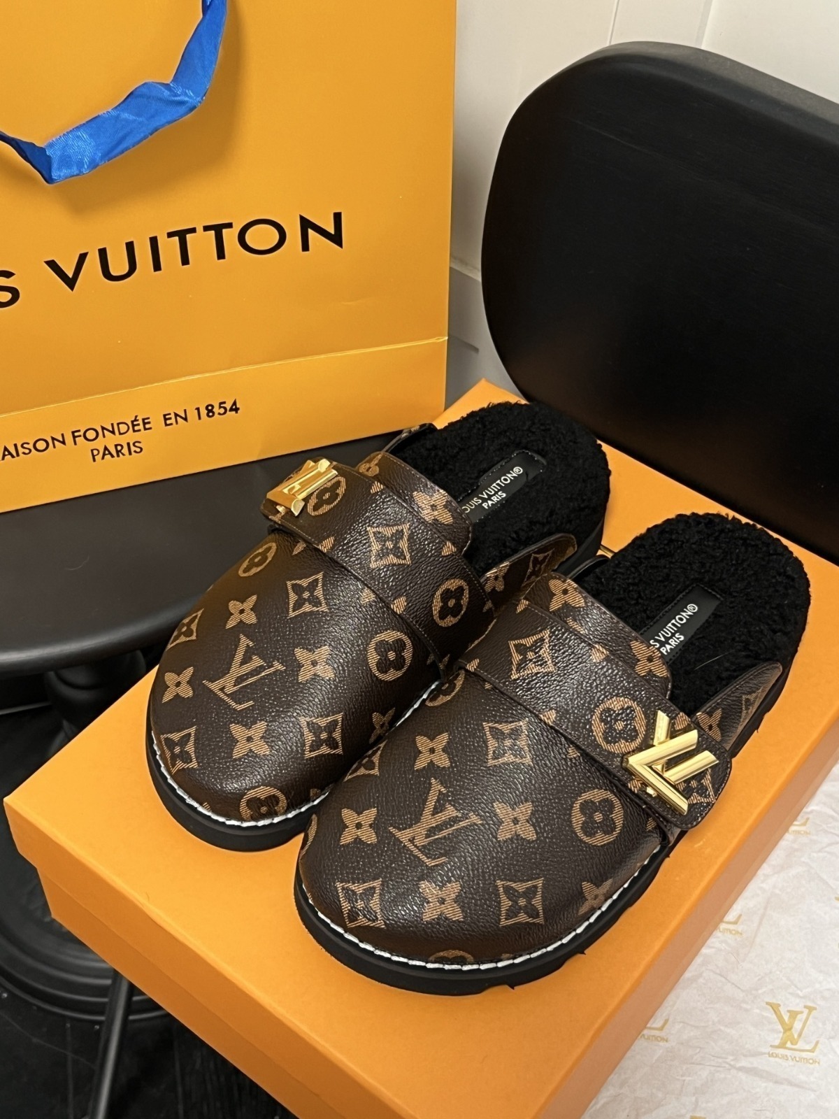 LV 81.9$   10954-T gallery