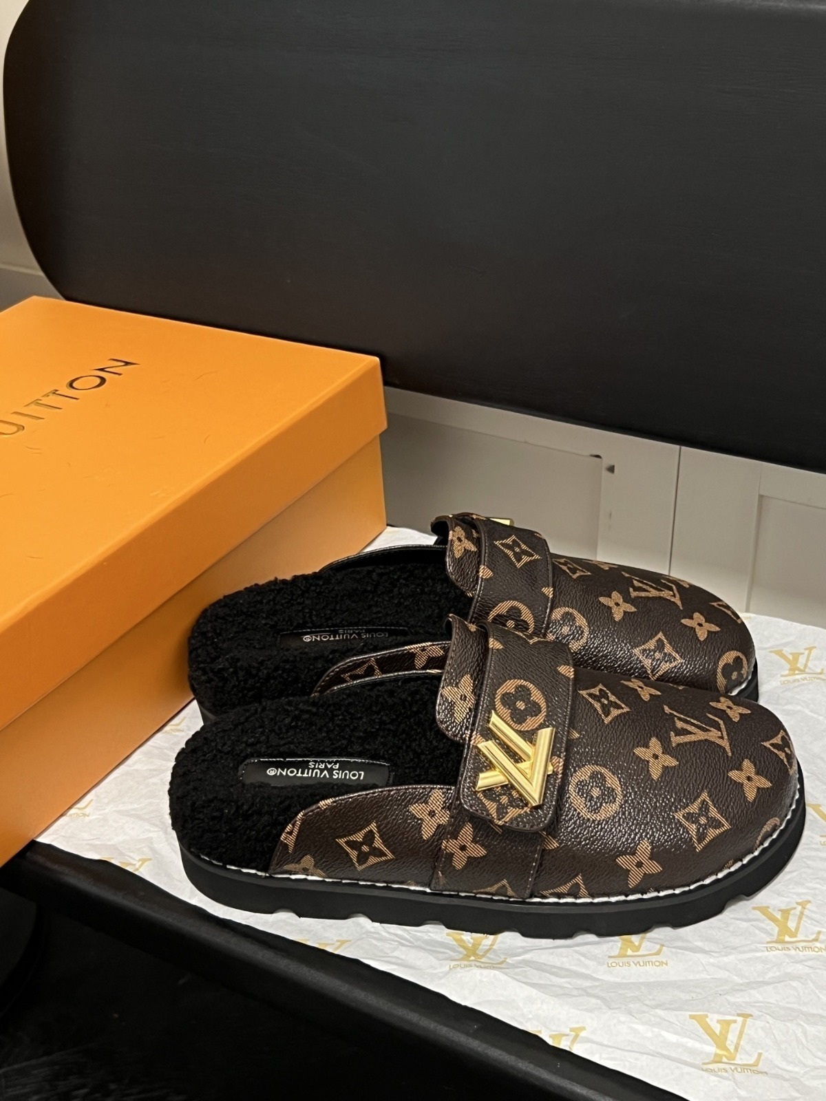 LV 81.9$   10954-T gallery