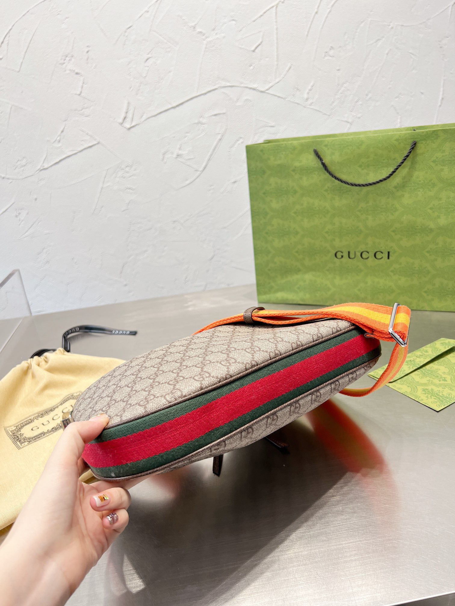 513 $85-$83 gucci gallery
