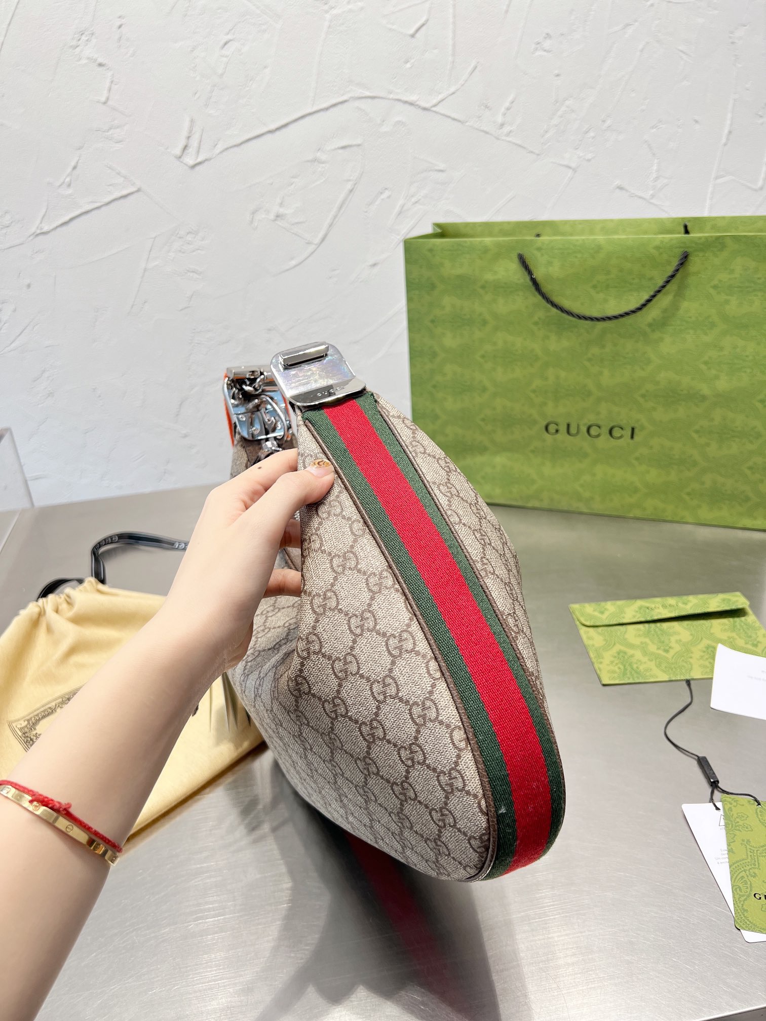 513 $85-$83 gucci gallery