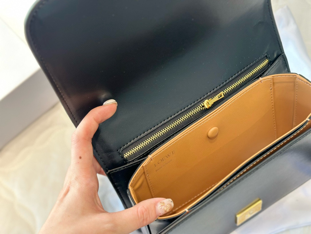 HA578 loewe $63 gallery