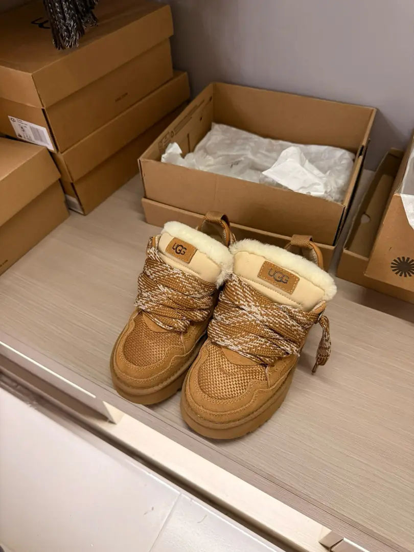 3989-80-576-UGG-WITH BOX gallery