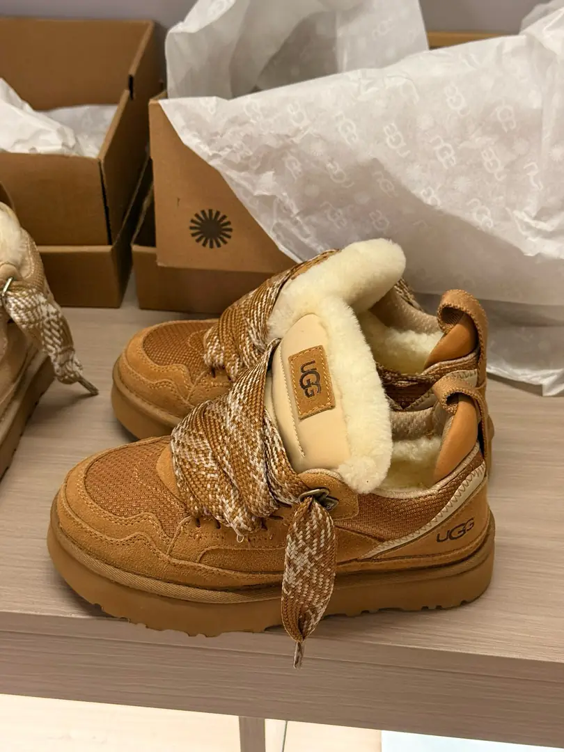 3989-80-576-UGG-WITH BOX gallery