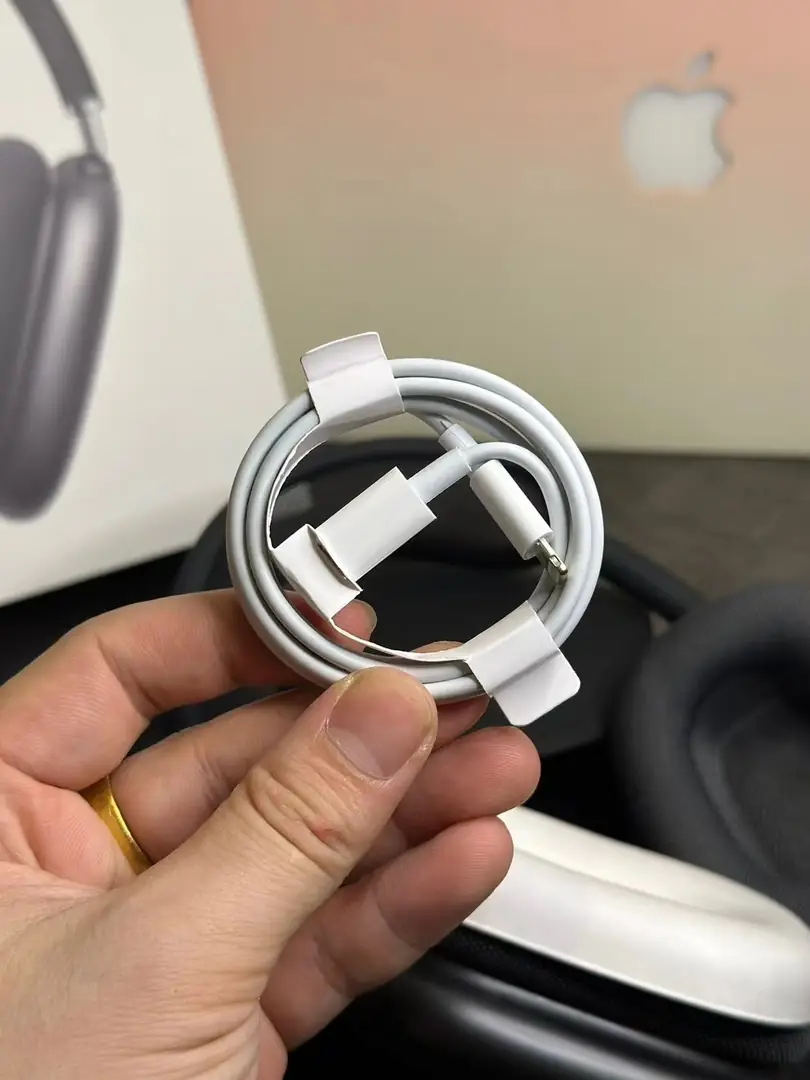 4129--145-Air Pods Max gallery