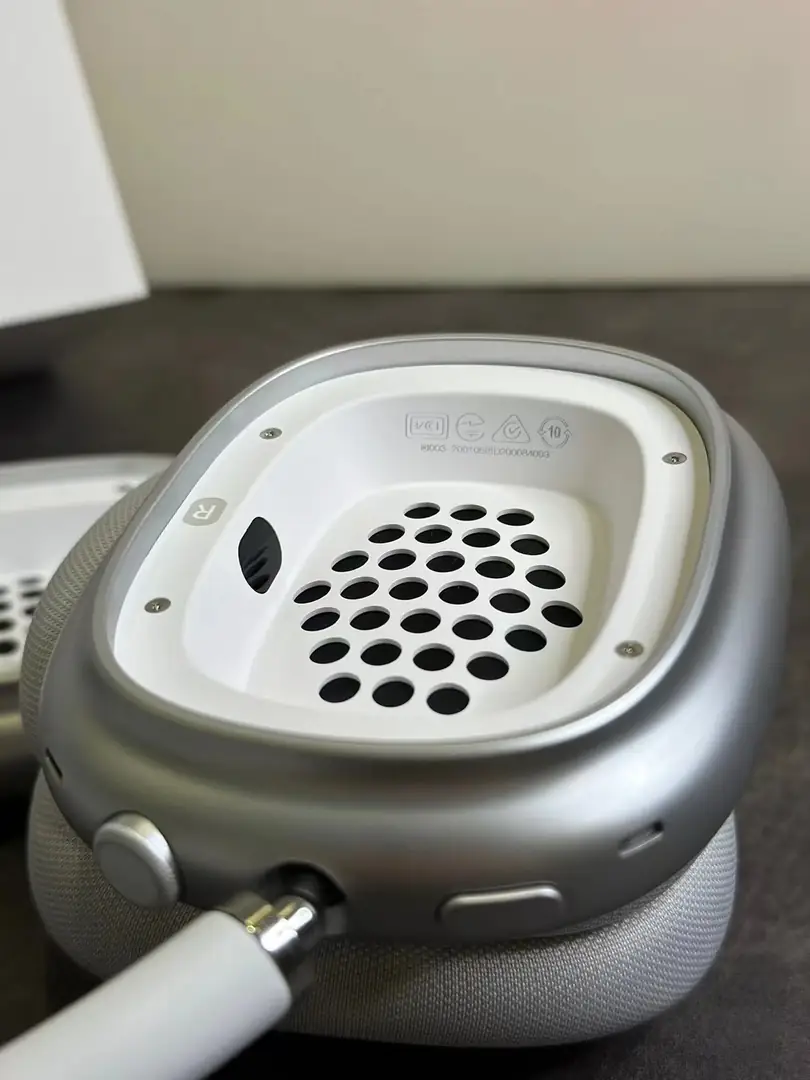 4129--145-Air Pods Max gallery