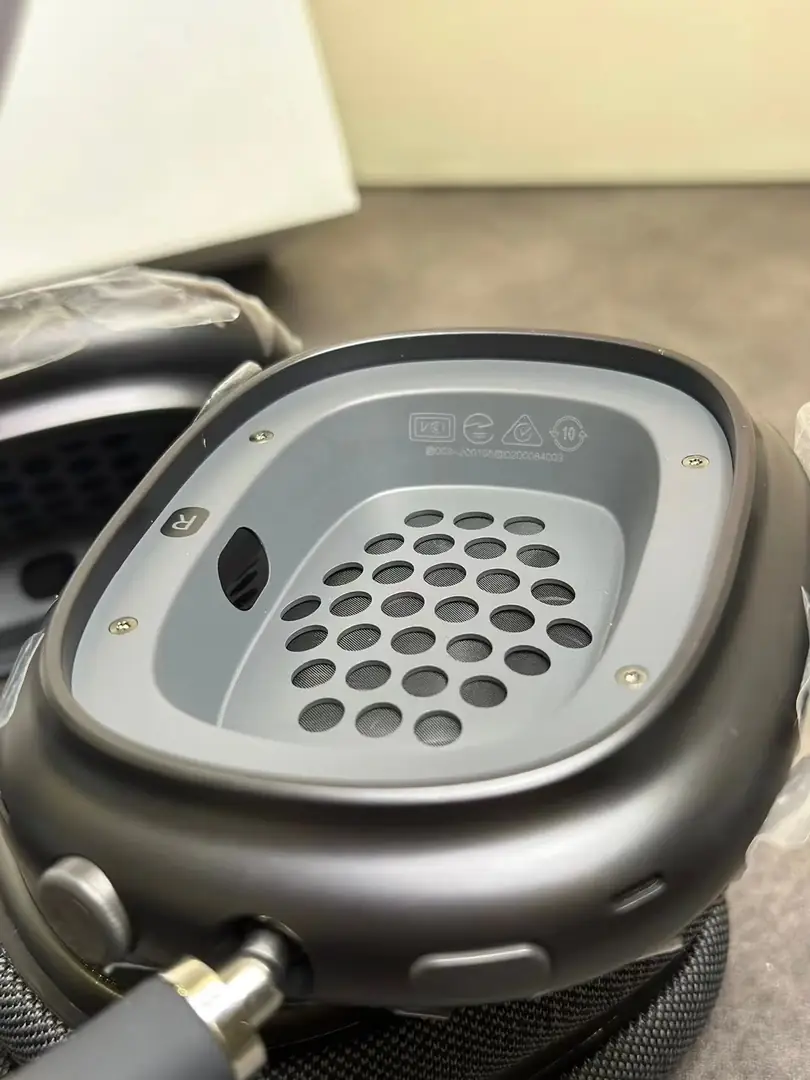 4129--145-Air Pods Max gallery