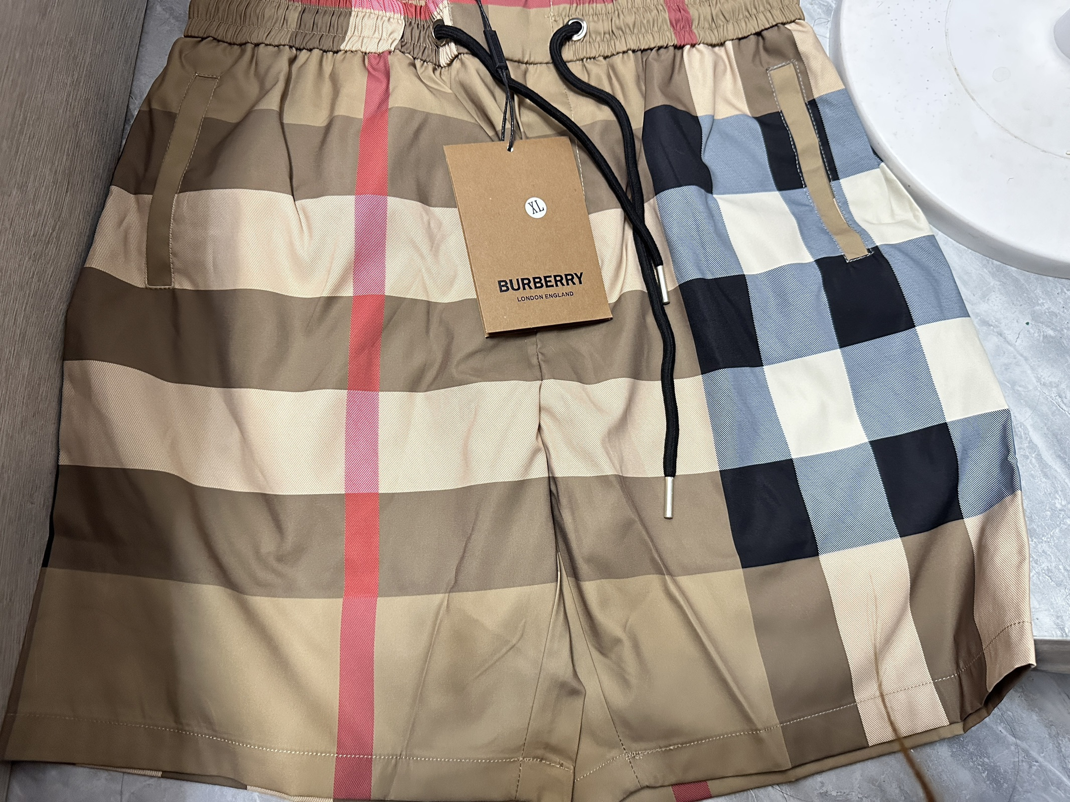 4446-29.99-Burberry gallery