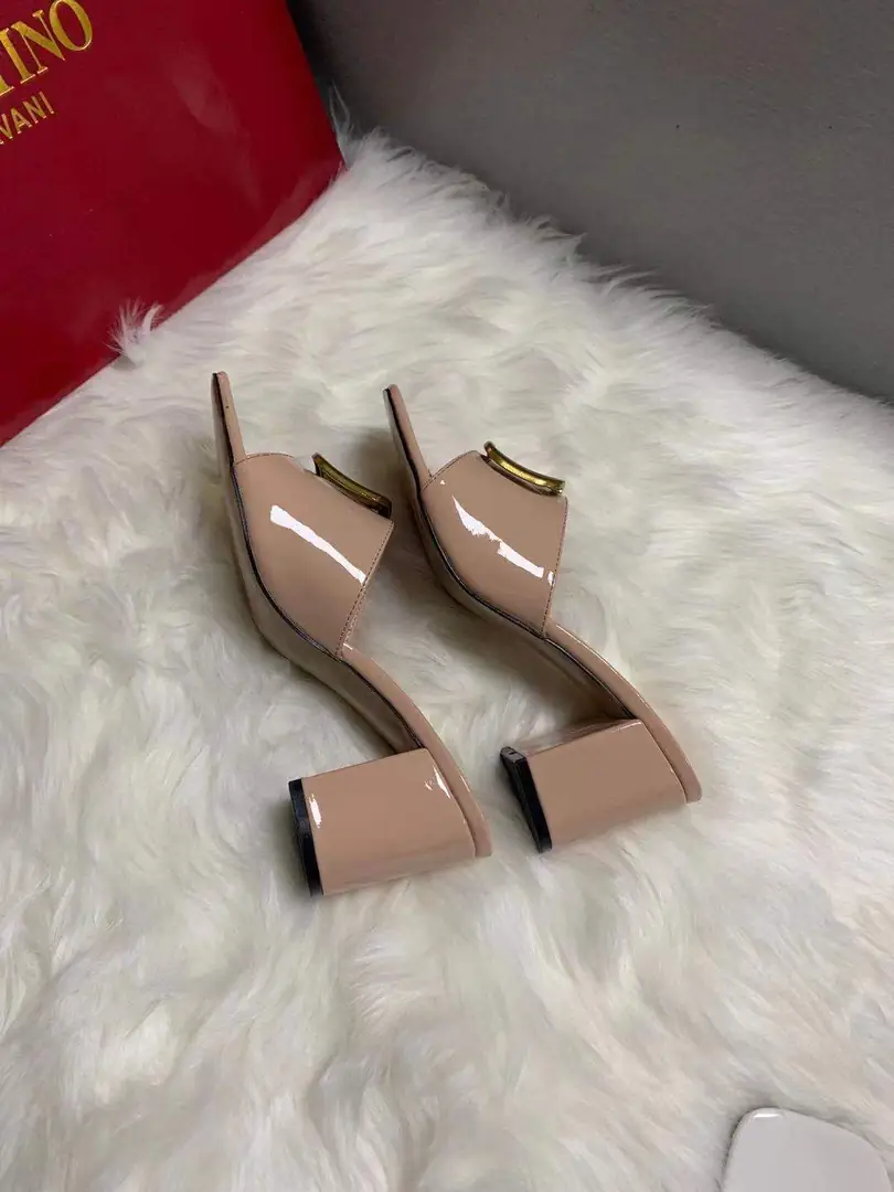 code:3785-364.27-49.99$-Valentino-withbox gallery