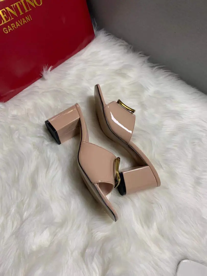 code:3785-364.27-49.99$-Valentino-withbox gallery