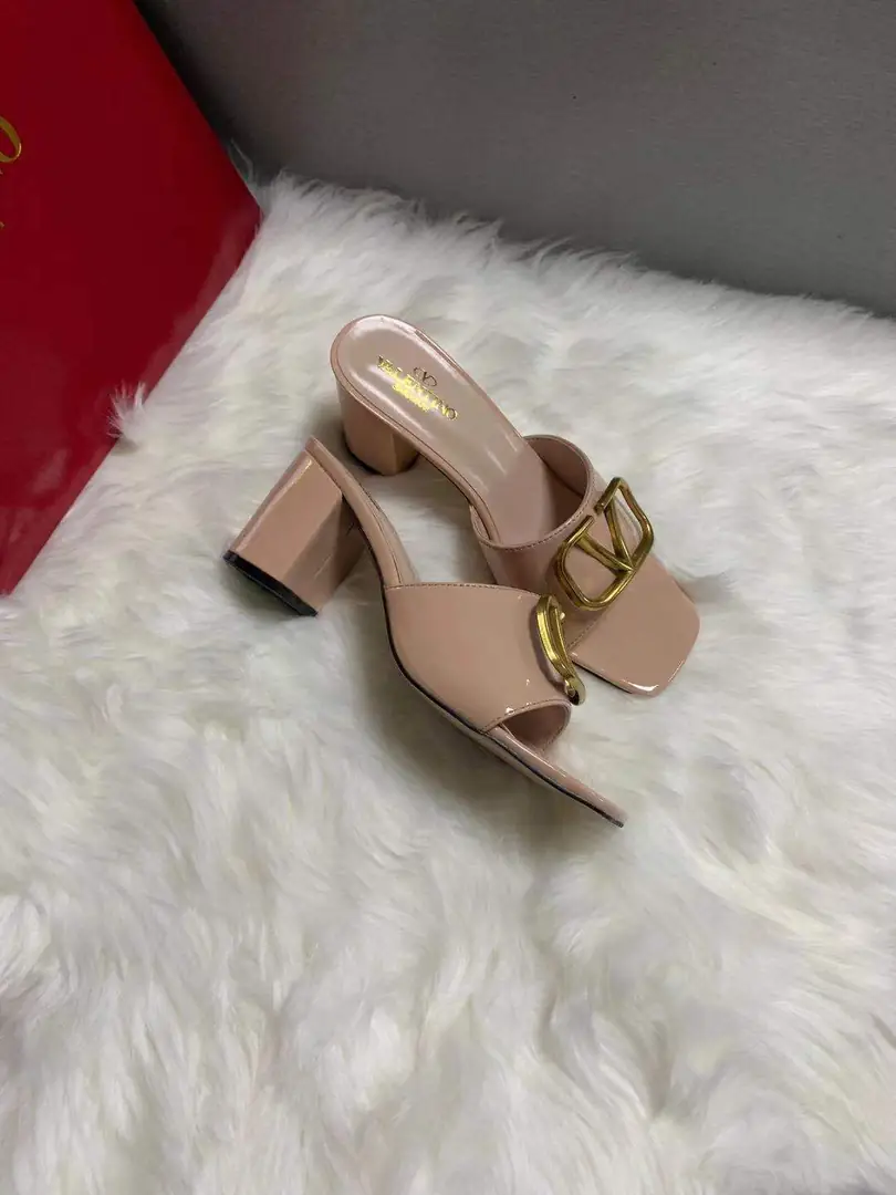 code:3785-364.27-49.99$-Valentino-withbox gallery