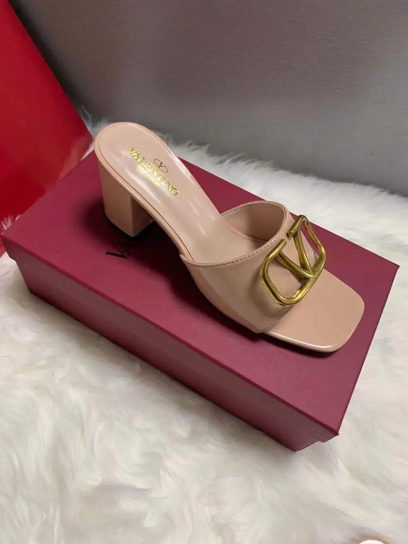 code:3785-364.27-49.99$-Valentino-withbox gallery