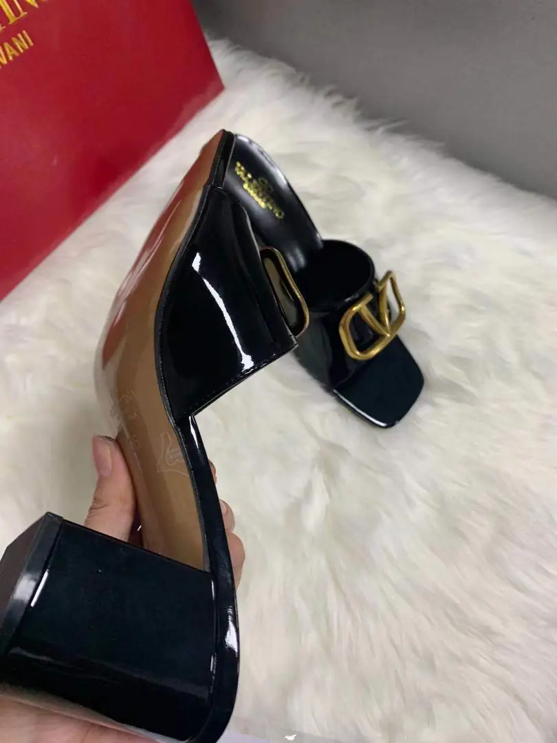 code:3785-364.27-49.99$-Valentino-withbox gallery