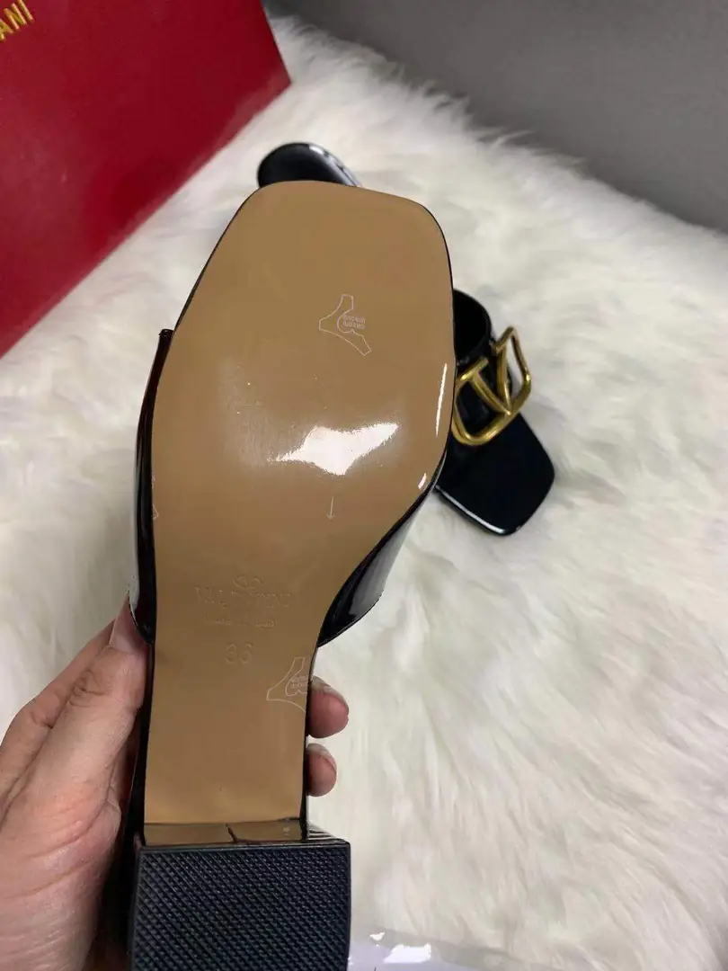 code:3785-364.27-49.99$-Valentino-withbox gallery