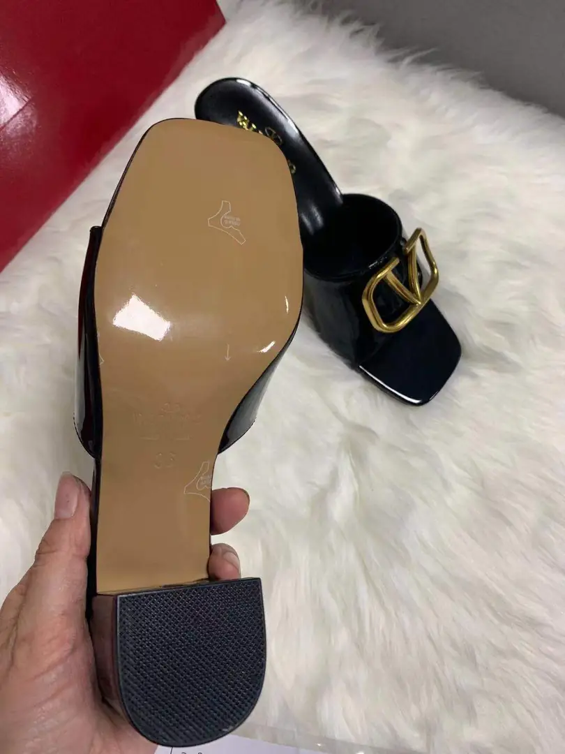 code:3785-364.27-49.99$-Valentino-withbox gallery