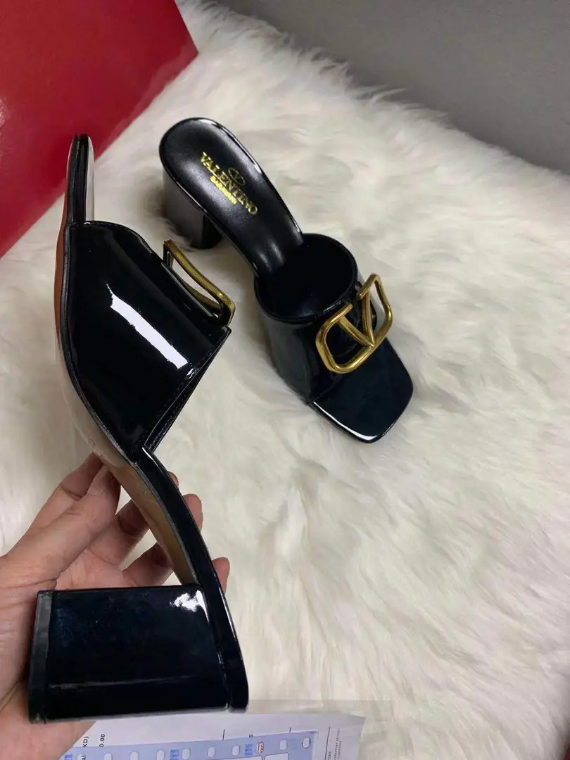 code:3785-364.27-49.99$-Valentino-withbox gallery