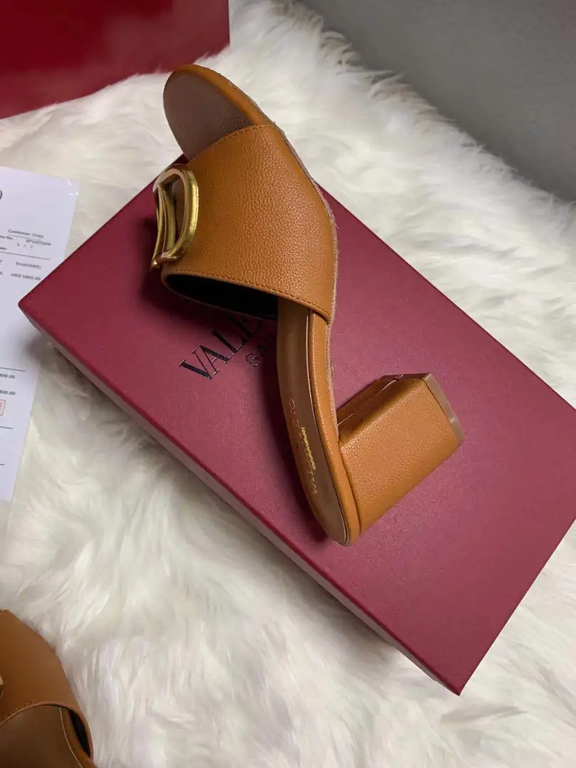 code:3785-364.27-49.99$-Valentino-withbox gallery