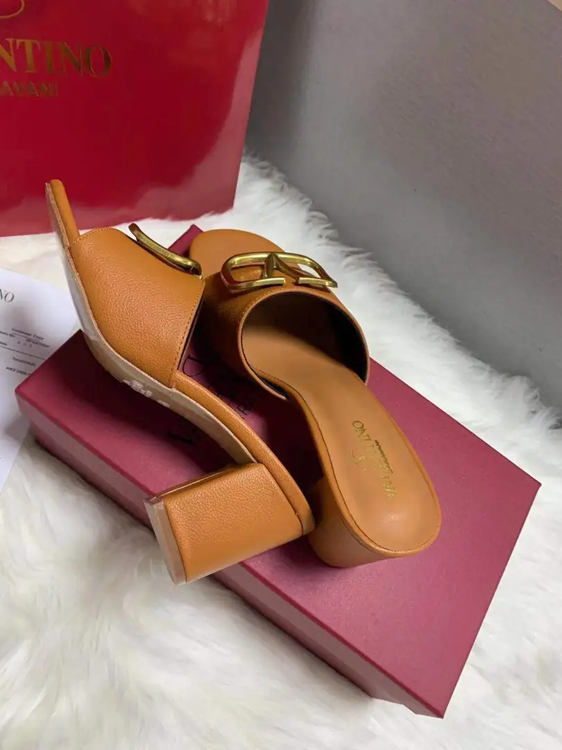 code:3785-364.27-49.99$-Valentino-withbox gallery