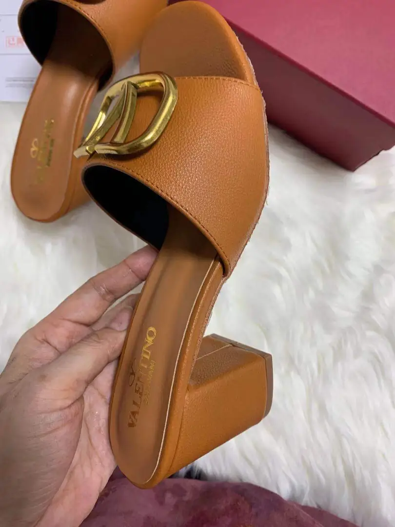 code:3785-364.27-49.99$-Valentino-withbox gallery