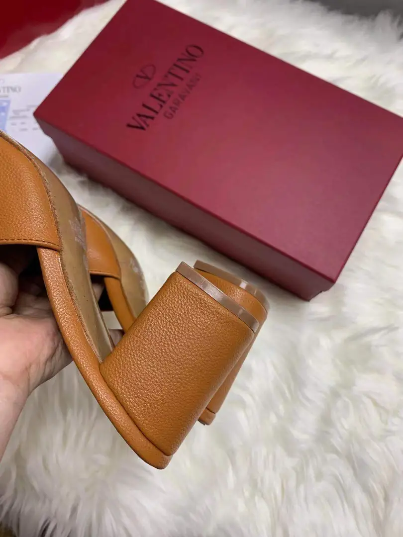 code:3785-364.27-49.99$-Valentino-withbox gallery