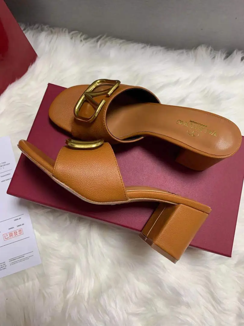 code:3785-364.27-49.99$-Valentino-withbox gallery