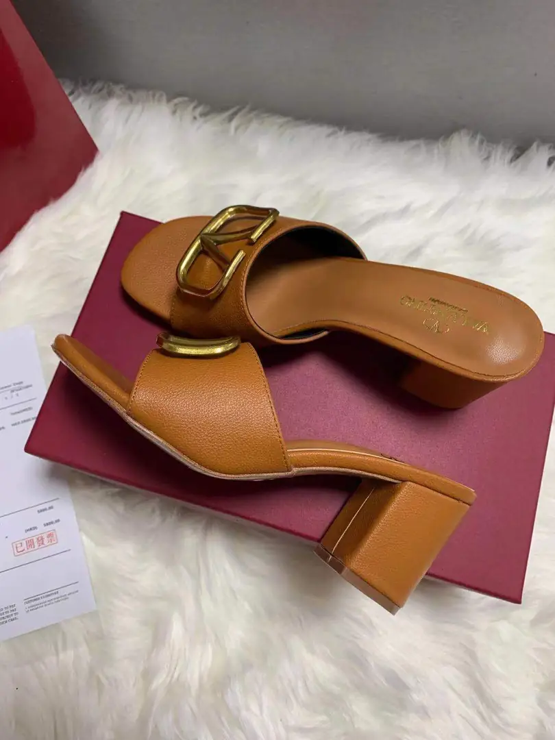 code:3785-364.27-49.99$-Valentino-withbox gallery