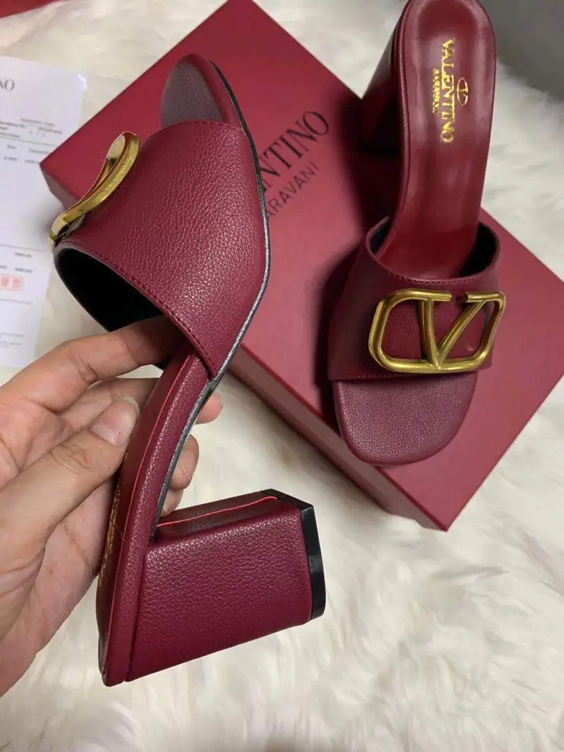 code:3785-364.27-49.99$-Valentino-withbox gallery