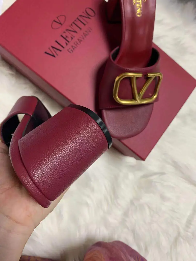 code:3785-364.27-49.99$-Valentino-withbox gallery