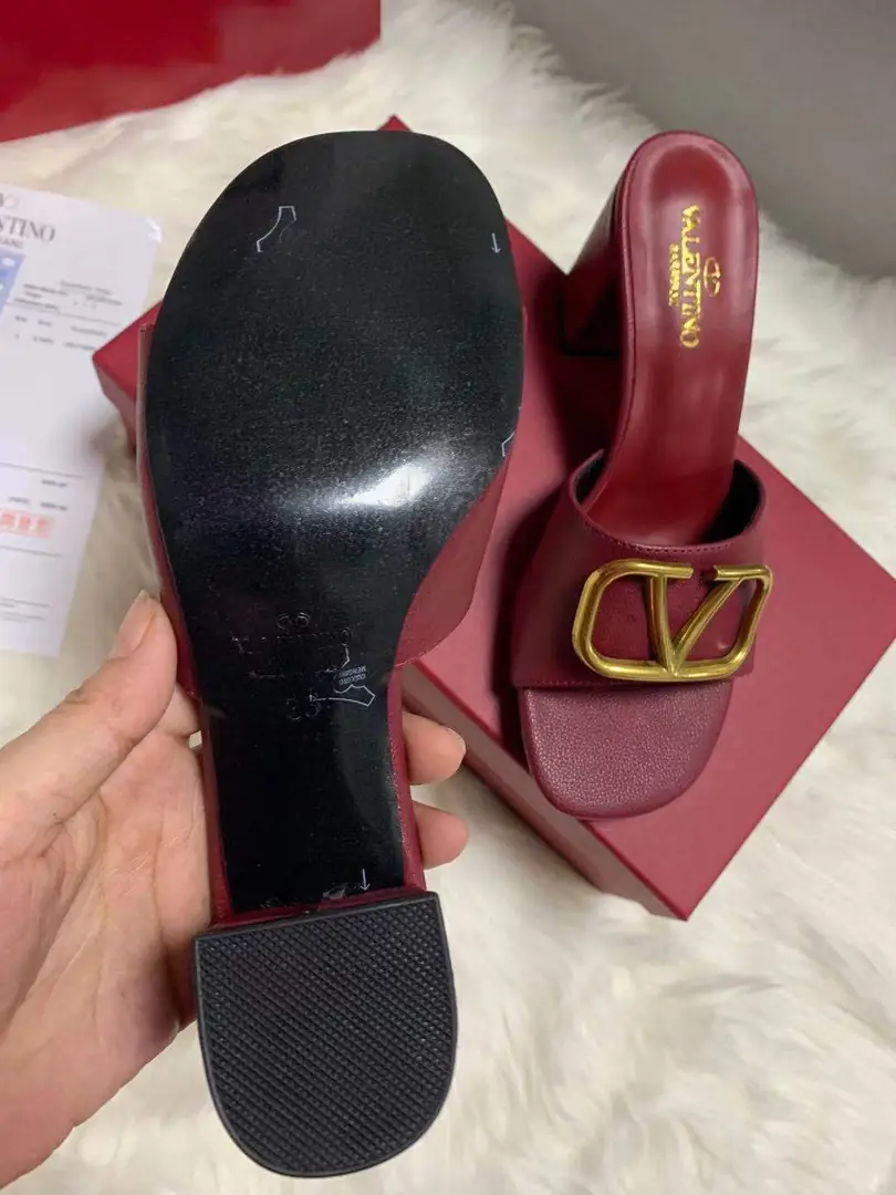 code:3785-364.27-49.99$-Valentino-withbox gallery