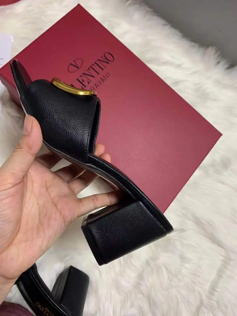 code:3785-364.27-49.99$-Valentino-withbox gallery