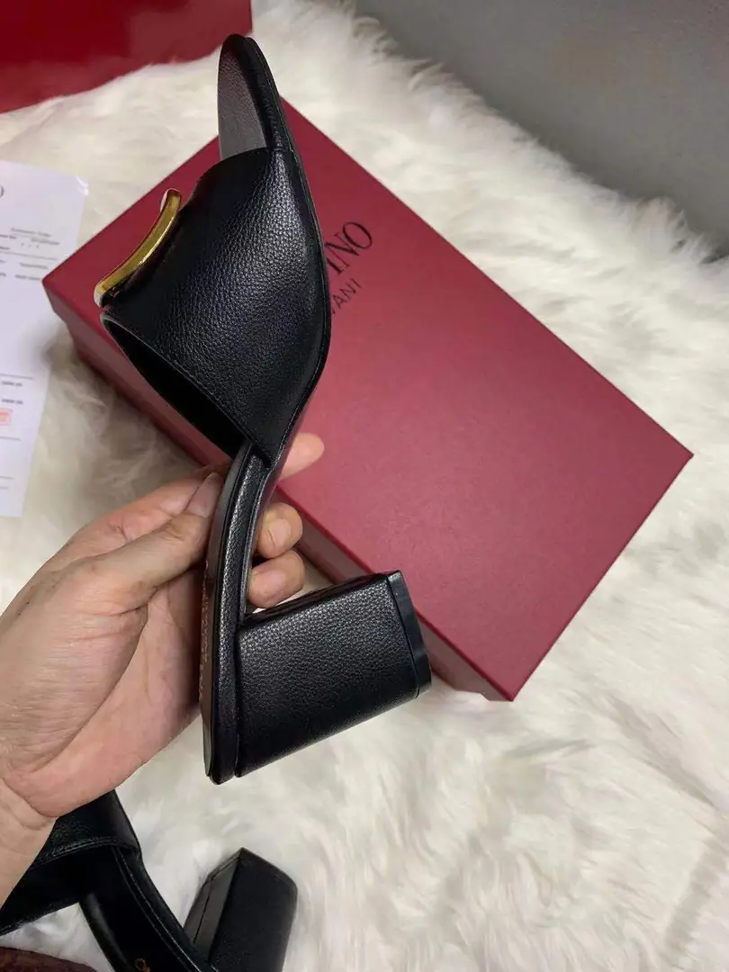 code:3785-364.27-49.99$-Valentino-withbox gallery