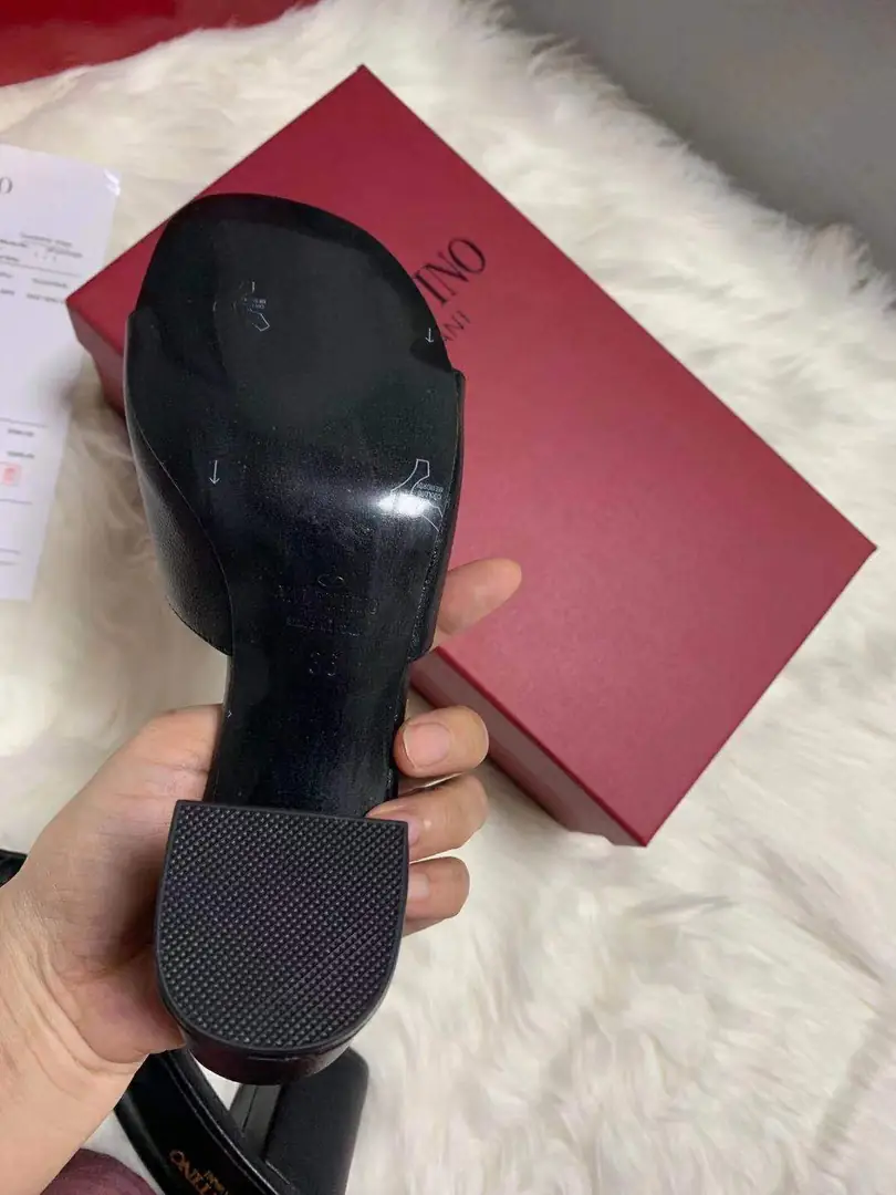 code:3785-364.27-49.99$-Valentino-withbox gallery