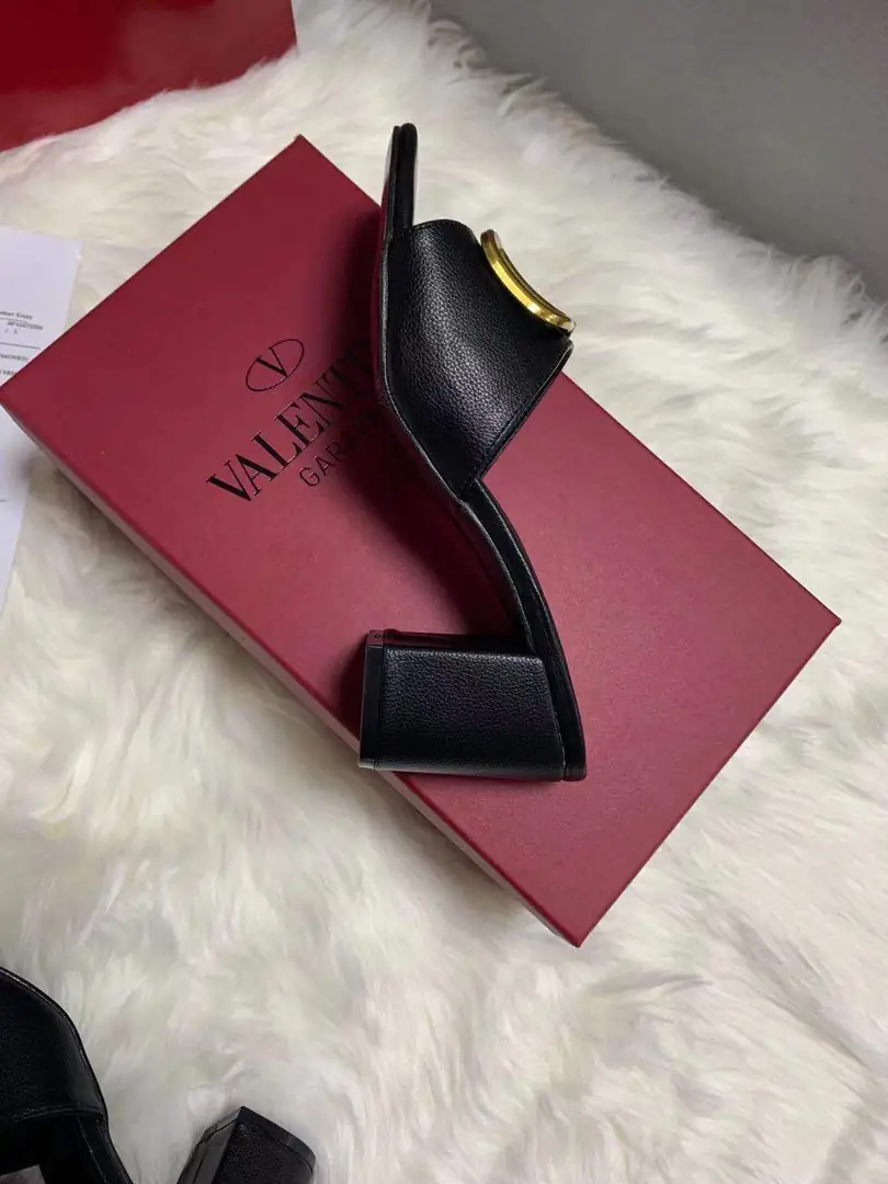 code:3785-364.27-49.99$-Valentino-withbox gallery