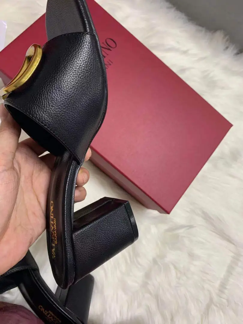 code:3785-364.27-49.99$-Valentino-withbox gallery