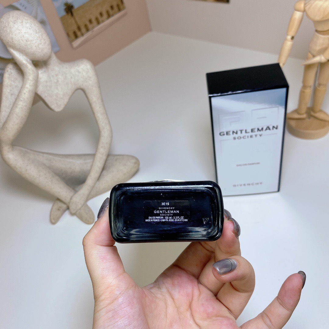 HX141，Guvenchy  Perfume 100ml  215.99上GA. QA gallery