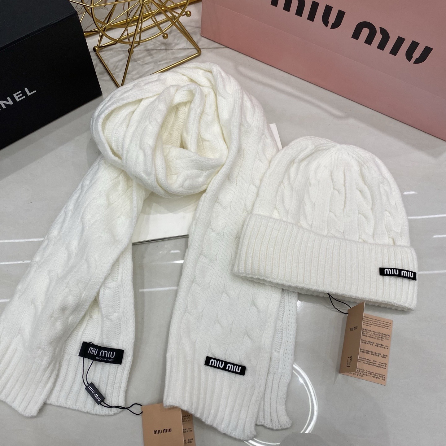 UF5109-UF5110，Miumiu caps+scarf 235.99 上GA WA gallery